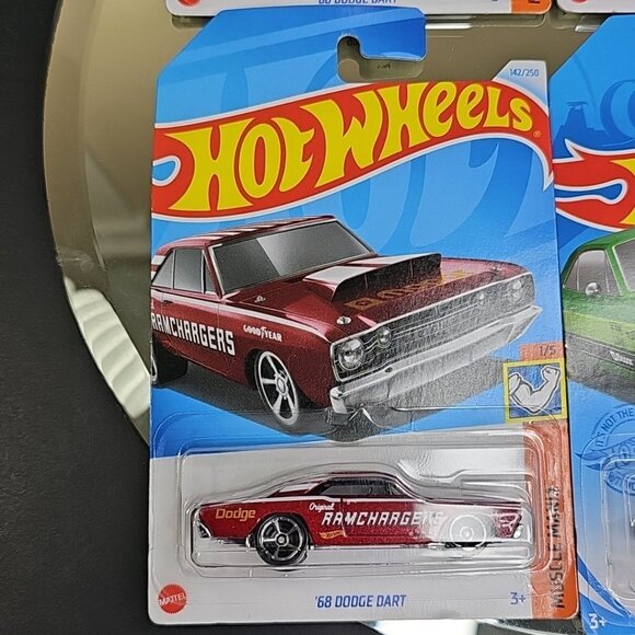 Four Hot Wheels Diecast Muscle Mania Cars Dodge Dart Chevy Chevelle Barracuda - Picture 4 of 10